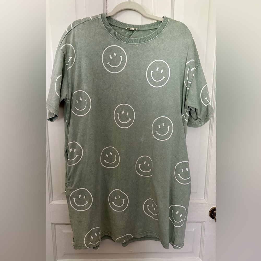 Easel T-Shirt Dress